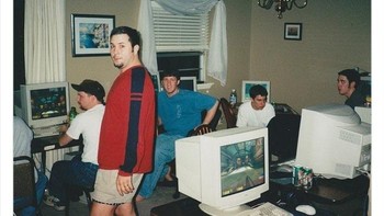 Sebelum online, main game CS pakai LAN. Foto: Twitter/RetroTechDreams