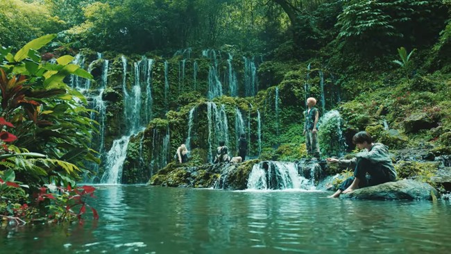 Tak sedikit MOA Indonesia (sebutan penggemar TXT) yang berbangga karena Bali terpilih menjadi lokasi syuting. Pemandangan eksotis lainnya yang diperlihatkan adalah air terjun Banyu Wana Amertha di Buleleng, Bali. Foto: dok. HYBE