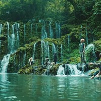 Tak sedikit MOA Indonesia (sebutan penggemar TXT) yang berbangga karena Bali terpilih menjadi lokasi syuting. Pemandangan eksotis lainnya yang diperlihatkan adalah air terjun Banyu Wana Amertha di Buleleng, Bali. Foto: dok. HYBE