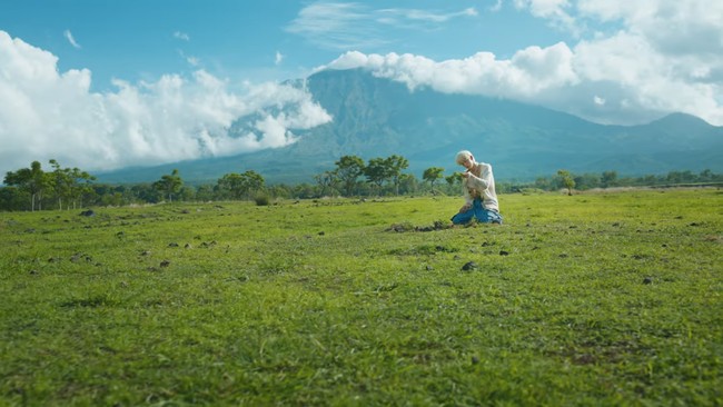 Pemandangan Gunung Agung pun terlihat saat Soobin TXT syuting di Savana Tianyar.  Foto: dok. HYBE