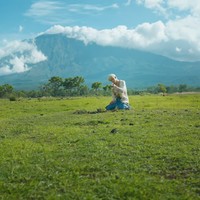Pemandangan Gunung Agung pun terlihat saat Soobin TXT syuting di Savana Tianyar.  Foto: dok. HYBE