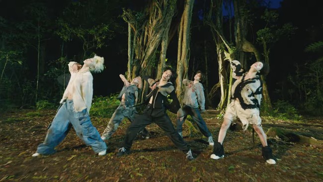 Personel TXT terlihat menari di belakang pohon beringin berusia ratusan tahun. Foto: dok. HYBE