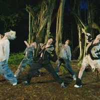 Personel TXT terlihat menari di belakang pohon beringin berusia ratusan tahun. Foto: dok. HYBE