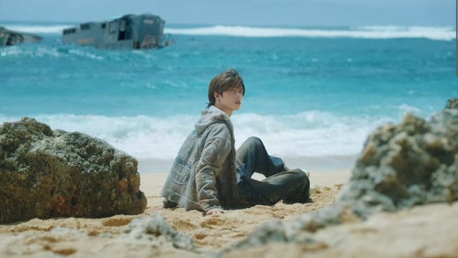 Di awal video klip Sugar Rush Ride, penggemar TXT disuguhkan dengan pemandangan Pantai Gunung Payung yang berlokasi di Badung, Bali. Ada Beomgyu yang terlihat bangun dari tidurnya. Foto: dok. HYBE