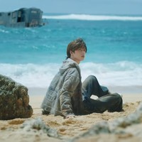 Di awal video klip Sugar Rush Ride, penggemar TXT disuguhkan dengan pemandangan Pantai Gunung Payung yang berlokasi di Badung, Bali. Ada Beomgyu yang terlihat bangun dari tidurnya. Foto: dok. HYBE