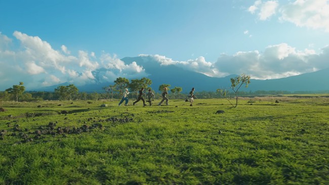 Penggemar Indonesia telah dihebohkan dengan teaser video klip Sugar Rush Ride sebelum perilisannya hari ini, Jumat (27/1/23). Pasalnya warga lokal Bali mengenali pemandangan Savana Tianyar yang dipamerkan TXT. Foto: dok. HYBE