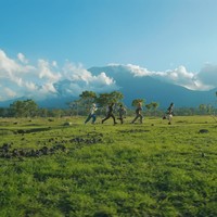 Penggemar Indonesia telah dihebohkan dengan teaser video klip Sugar Rush Ride sebelum perilisannya hari ini, Jumat (27/1/23). Pasalnya warga lokal Bali mengenali pemandangan Savana Tianyar yang dipamerkan TXT. Foto: dok. HYBE