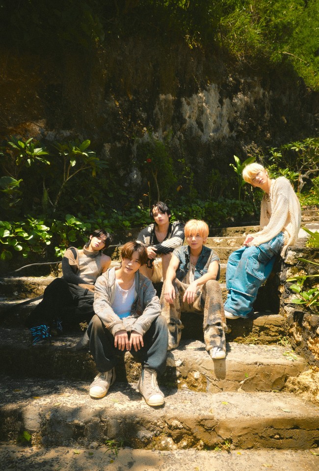 Kelima personel TXT Yeonjun, Soobin, Beomgyu, Taehyun, dan Huening Kai comeback dengan lagu Sugar Rush Ride. Grup jebolan BIGHIT MUSIC itu memilih Bali sebagai lokasi syuting. Foto: dok. HYBE