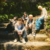 Kelima personel TXT Yeonjun, Soobin, Beomgyu, Taehyun, dan Huening Kai comeback dengan lagu Sugar Rush Ride. Grup jebolan BIGHIT MUSIC itu memilih Bali sebagai lokasi syuting. Foto: dok. HYBE