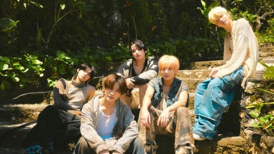 8 Foto Grup KPop TXT Eksplor Keindahan Alam Bali di MV Sugar Rush Ride