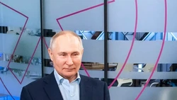 Vladimir Putin Ketahuan Pakai Sepatu Berhak, Dicurigai Kloningannya