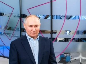 Vladimir Putin Ketahuan Pakai Sepatu Berhak, Dicurigai Kloningannya