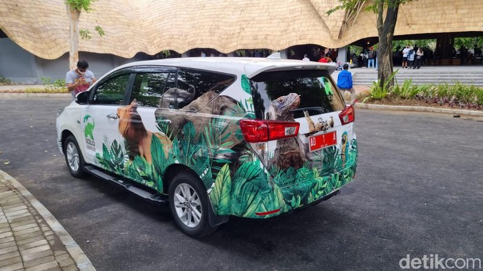 Wali Kota Solo Gibran Rakabuming Raka ganti stiker mobil jadi Solo Safari,  Jumat (27/1/2023).