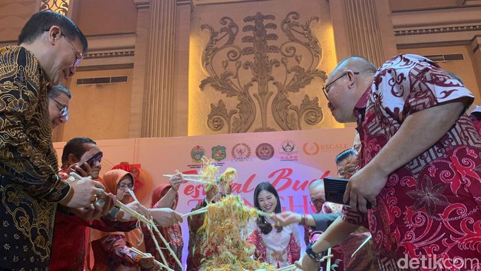 Wamenparekraf Angel Tanoesoedibjo meracik Yee Sang di Festival Budaya Tionghoa Sumut. (Kartika Sari/detikSumut)