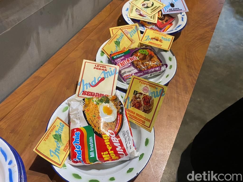 Warmindo Poernama : Asyiknya Memilih sendiri Sendiri Mie Instan dan Topping di Warmindo Vintage