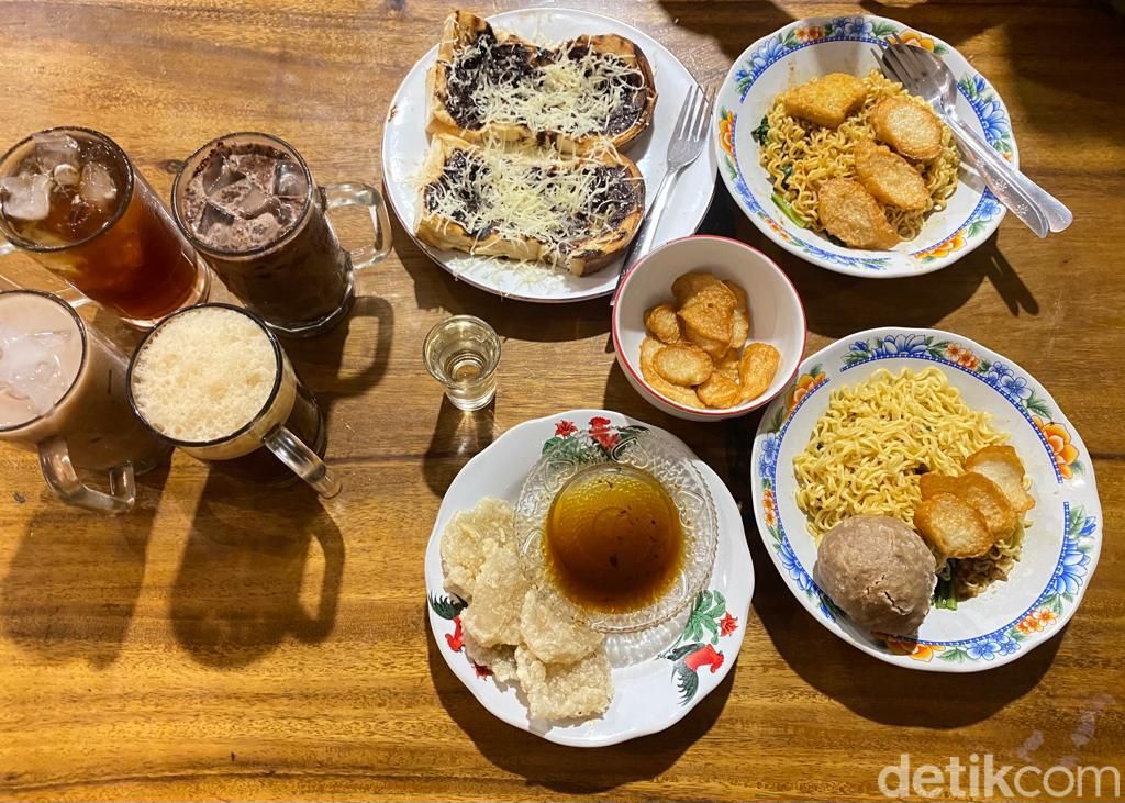 Warmindo Poernama : Asyiknya Memilih sendiri Sendiri Mie Instan dan Topping di Warmindo Vintage