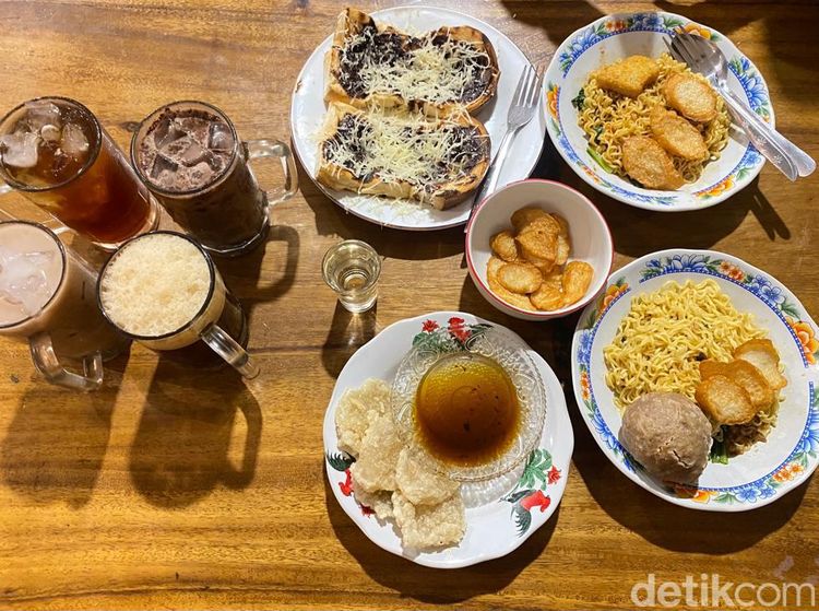 Nongkrong Seru, Makan Mie Instan Aneka Topping di Warkop Vintage