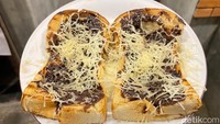 Sementara di menu makanan manis, wajib pesan Roti Bakar Cokelat Keju (Rp 15.000), olesan menteganya melimpah, dengan cokelat dan keju yang tak pelit.  Foto: detikFood