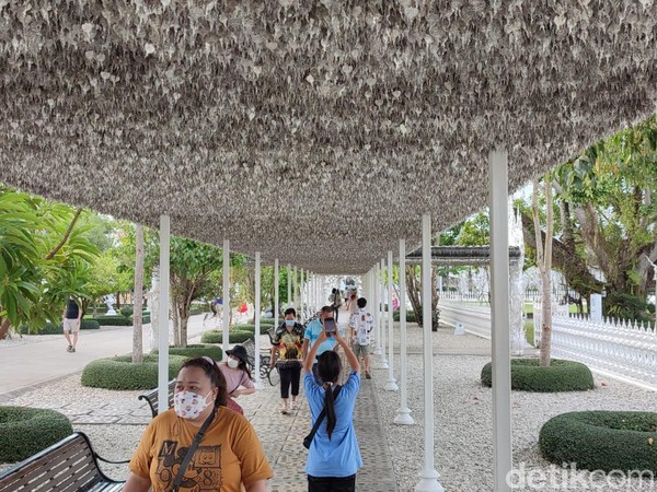 Untuk membuat White Temple, Chalermchai menghabiskan dana sekitar 40 juta Baht (sekitar Rp 16 miliar) dari kantongnya sendiri.