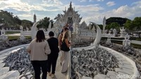 Penampakan kolam neraka di White Temple Thailand. Penggambaran neraka dengan tangan-tangan menjulur menghadap ke jalan yang menghubungkan ke bangunan utama kuil.
