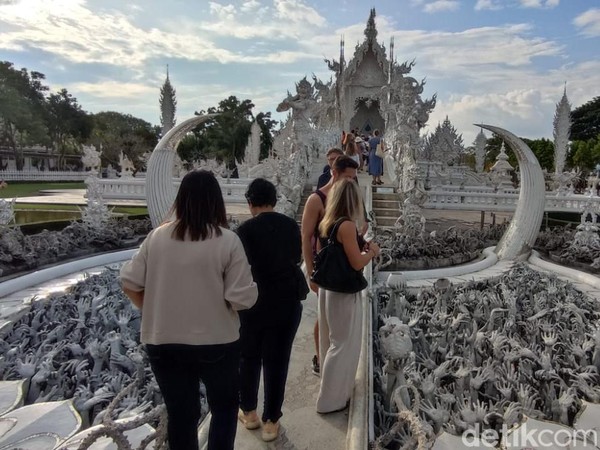 Penampakan kolam neraka di White Temple Thailand. Penggambaran neraka dengan tangan-tangan menjulur menghadap ke jalan yang menghubungkan ke bangunan utama kuil. Penampakan kolam neraka di White Temple Thailand. Penggambaran neraka dengan tangan-tangan menjulur menghadap ke jalan yang menghubungkan ke bangunan utama kuil.