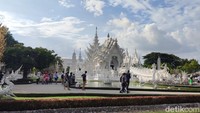 Tiap sudut pada White Temple dibuat sangat detail dan menyatu apik dengan lanskap hijau lengkap dengan kolam air mancur.