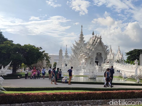 Tiap sudut pada White Temple dibuat sangat detail dan menyatu apik dengan lanskap hijau lengkap dengan kolam air mancur. Tiap sudut pada White Temple dibuat sangat detail dan menyatu apik dengan lanskap hijau lengkap dengan kolam air mancur.