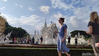 Inilah kuil dengan gambaran surga dan neraka di Thailand. Berlokasi di Chiang Rai, namanya kuil putih atau White Temple atau Wat Rong Khun.