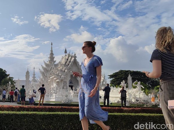 Inilah kuil dengan gambaran surga dan neraka di Thailand. Berlokasi di Chiang Rai, namanya kuil putih atau White Temple atau Wat Rong Khun. Inilah kuil dengan gambaran surga dan neraka di Thailand. Berlokasi di Chiang Rai, namanya kuil putih atau White Temple atau Wat Rong Khun.