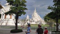 Adalah Chalermchai Kositpipat, seniman asal Chiang Rai sekaligus pemilik White Temple. Pada awal abad ke-10, bangunan Wat Rong Khun terbengkalai dan tak terurus. 