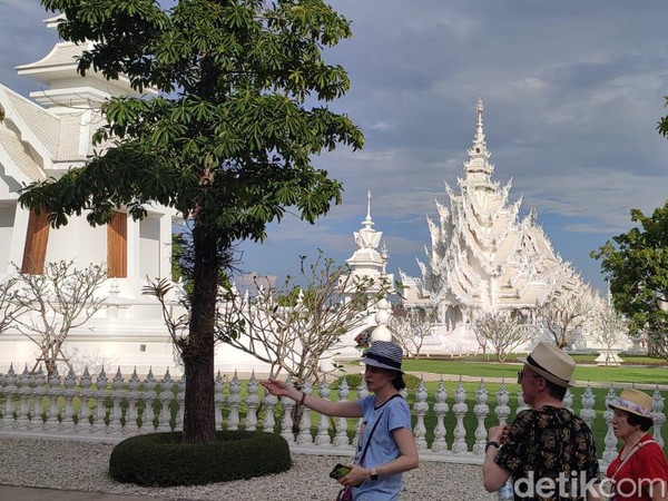 Adalah Chalermchai Kositpipat, seniman asal Chiang Rai sekaligus pemilik White Temple. Pada awal abad ke-10, bangunan Wat Rong Khun terbengkalai dan tak terurus. Adalah Chalermchai Kositpipat, seniman asal Chiang Rai sekaligus pemilik White Temple. Pada awal abad ke-10, bangunan Wat Rong Khun terbengkalai dan tak terurus.Â