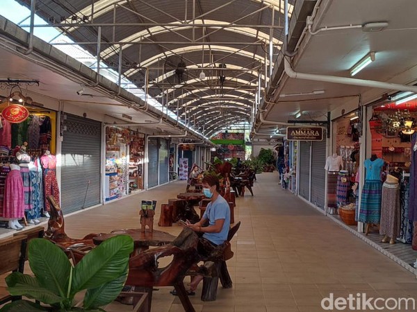 Pusat oleh-oleh di White Temple yang masih sepi selepas pandemi.