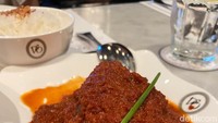 Menu peranakan lainnya ada Daging Chabek. Di Minang, menu ini lebih akrab dengan nama daging balado. Bedanya Chef Violet, menggunakan potongan daging pipi sapi yang lembut. Foto: detikFood