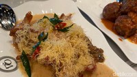 Untuk sentuhan kuliner Melayu China, bisa ditemukan di menu Butter Prawn. Menggunakan udang segar, yang ditumis dengan saus telur asin yang enak. Foto: detikFood
