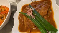 Tak ketinggalan menu populer khas Malaysia, seperti Garam Assam Fish. Ikan berkuah ini rasanya mirip seperti asam laksa di Penang.  Foto: detikFood