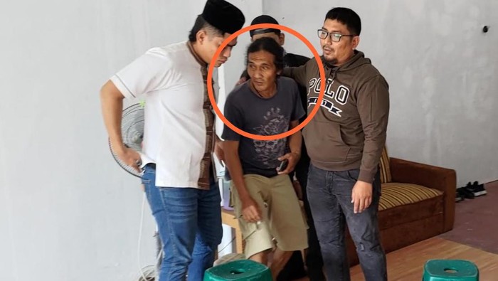 Zulfikar (dalam lingkaran) saat diamankan tim Tabur dari persembunyiannya di Aceh Timur. (Foto: Istimewa)
