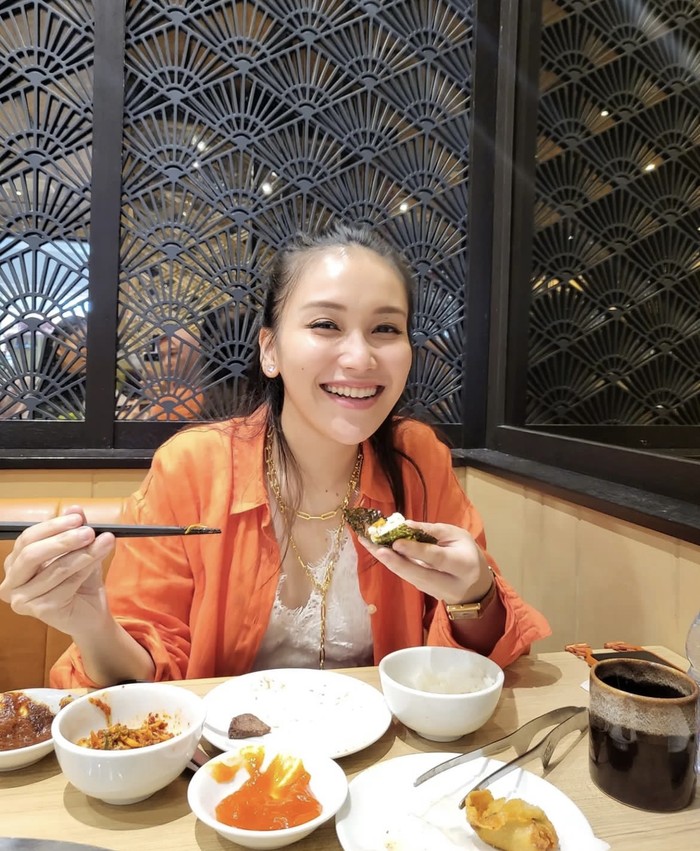 10 Momen Ayu Ting Ting Saat Santap Makanan Korea dan Jepang 10 Momen Ayu Ting Ting Saat Santap Makanan Korea dan Jepang