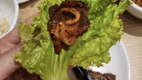 Ibu satu anak itu memang hobi makan makanan Korea. Bahkan cara makan daging panggangnya sudah mirip nih dengan orang Korea. Daging itu akan dibalut bersama selada hijau. Foto: Instagram @ayutingting92