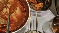 Ayu Ting Ting juga pernah membagikan momennya ketika menikmati semangkuk sup kimchi Korea yaitu Sundubu Jiggae dan mie seafood Korea. Foto: Instagram @ayutingting92