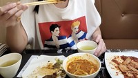 Kali ini wanita 30 tahun itu juga sedang menikmati daging panggang dengan gochujang dan sup di salah satu restoran Korea. Foto: Instagram @ayutingting92