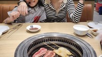Tak hanya makanan Korea, namun Ibunda Bilqis ini juga senang menikmati Japanese BBQ. Ia pun sering mengajak anaknya untuk makan daging all you can eat. Foto: Instagram @ayutingting92