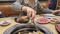 Wanita kelahiran 1992 ini terlihat sangat bahagia saat sedang membakar daging dan jagungnya. Foto: Instagram @ayutingting92