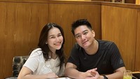 Bahkan saat janjian makan dengan Boy William, Ayu Ting Ting menghabiskan momen bersama mereka di restoran khas Jepang. Foto: Instagram @ayutingting92