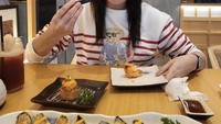 Kali ini, penyanyi dangdut itu menikmati berbagai macam varian sushi roll.  Karena tak sabar, ia pun langsung mencicipinya. Foto: Instagram @ayutingting92