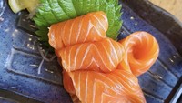 Rupanya teman Kiky Saputri ini juga suka dengan menu sashimi yang merupakan olahan ikan mentah khas Jepang. Foto: Instagram @ayutingting92