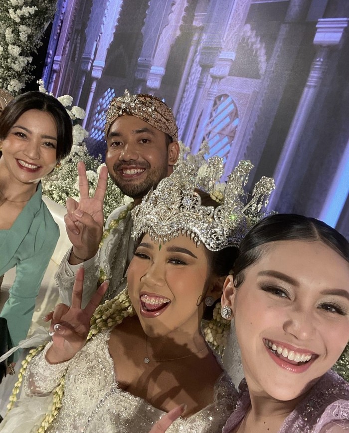 10 Momen Ayu Ting Ting Saat Santap Makanan Korea dan Jepang 10 Momen Ayu Ting Ting Saat Santap Makanan Korea dan Jepang