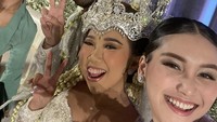 Ayu Ting Ting terlihat bahagia melihat salah satu temannya, Kiky Saputri menikah pada Sabtu (28/01). Ia juga berdoa agar segera menyusul. Foto: Instagram @ayutingting92