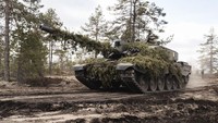Challenger 2 dioperasikan 4 awak. Masing-masing bertugas sebagai komandan tank, penembak, pengisi peluru, serta pengemudi. Roni Rekomaa/Bloomberg via Getty Images.