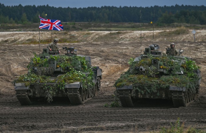 Pemerintah Inggris akan mengirim tank Challenger 2 ke Ukraina pada akhir Maret mendatang. Tank itu untuk membantu Ukraina mendorong pasukan Rusia keluar dari wilayahnya.