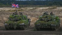 Tank ini memiliki berat 62,5 ton. Dipersenjatai meriam kaliber 120 mm yang efektif digunakan pada jarak 3.000 meter, namun mampu mencapai jarak 5.000 meter. Artur Widak/NurPhoto via Getty Images.
